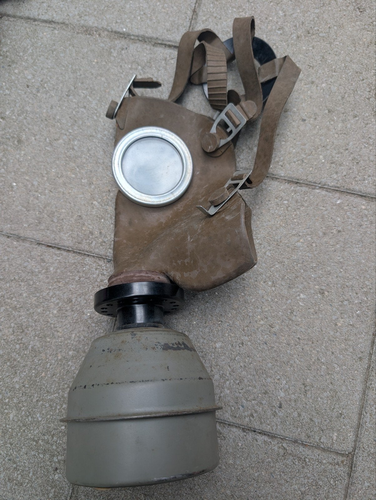 L.702 Frans militair gasmasker, Ophalen