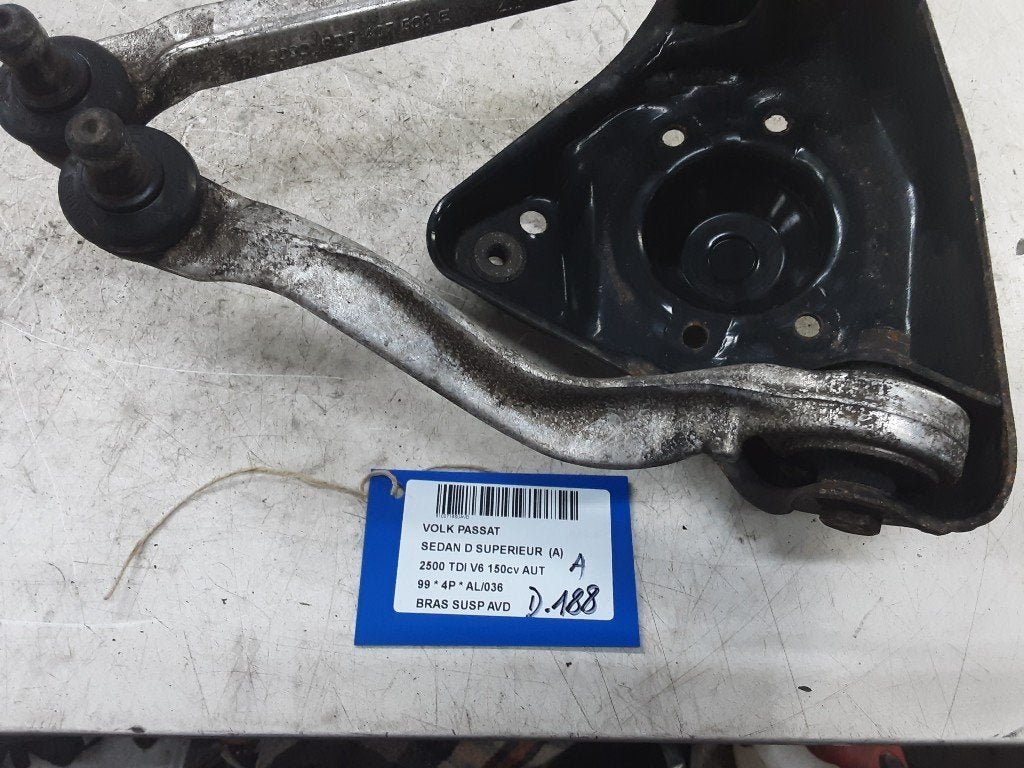 BRAS DE SUSPENSION AVANT DROIT (TRIANGLE) Passat (3B2), Volkswagen, Mevr. I. Hauben, Utilisé, Rue de l'Espoir 34 34
4030  GRIVEGNÉE, BE
