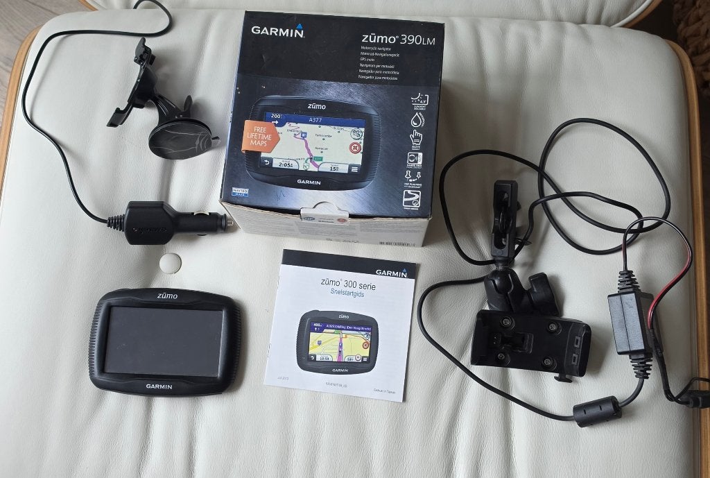 GPS Garmin pour moto/voiture avec supports, Motos, Enlèvement ou Envoi, Comme neuf
