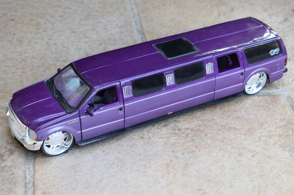 miniature automobile limousine maisto 1:24 ford excursion, Enlèvement ou Envoi, Utilisé, Maisto
