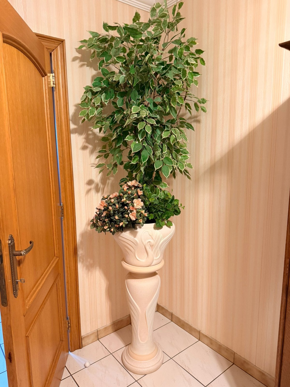 Decoratieve bloempot op mooie zuil, Ophalen, Zo goed als nieuw