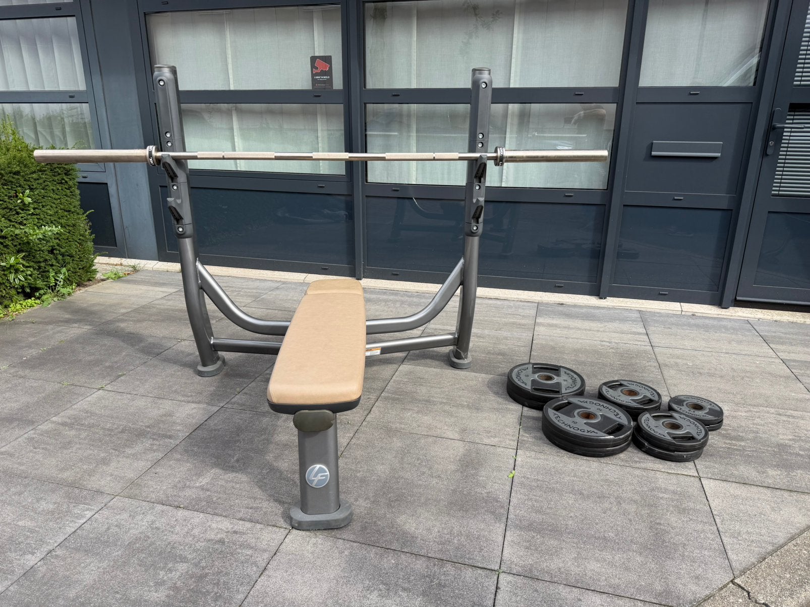 Life Fitness Bench Press + 65kg Technogym Gewichten ,Barbell, Ophalen, Zo goed als nieuw, Fitnessbank