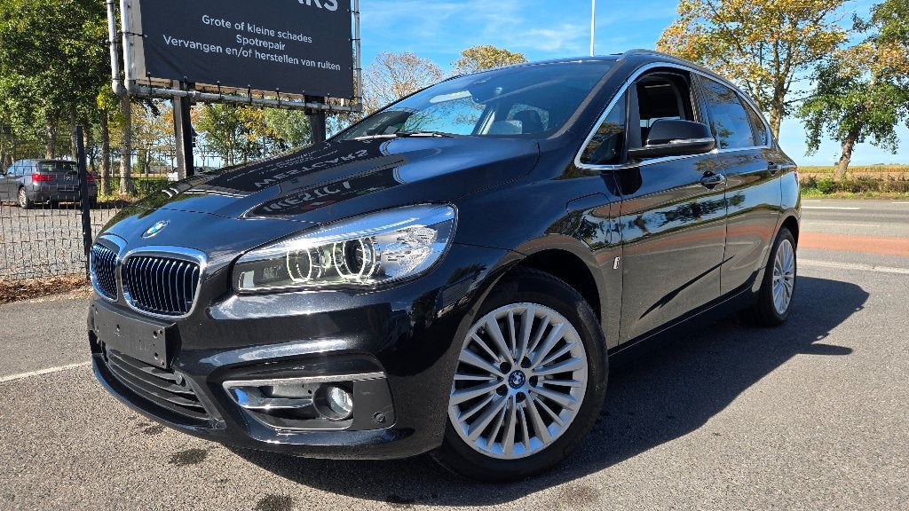 BMW 225 xeA LUXURY LINE LEDER/PANO/HEAD-UP, Automaat, Monovolume, Zwart, Zwart