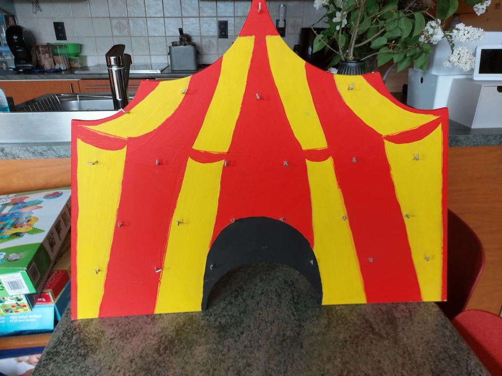 Hout circus met haakjes, Ophalen