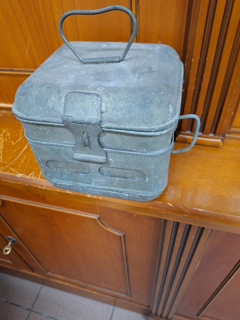 Oude eetdoos van bij het leger, Ophalen