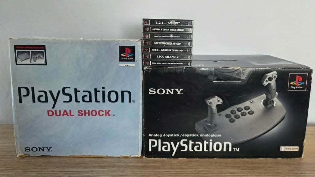 PS1 et joystick analogique en boîte + 7 jeux, Enlèvement ou Envoi, Comme neuf, Avec 2 manettes, Avec jeux