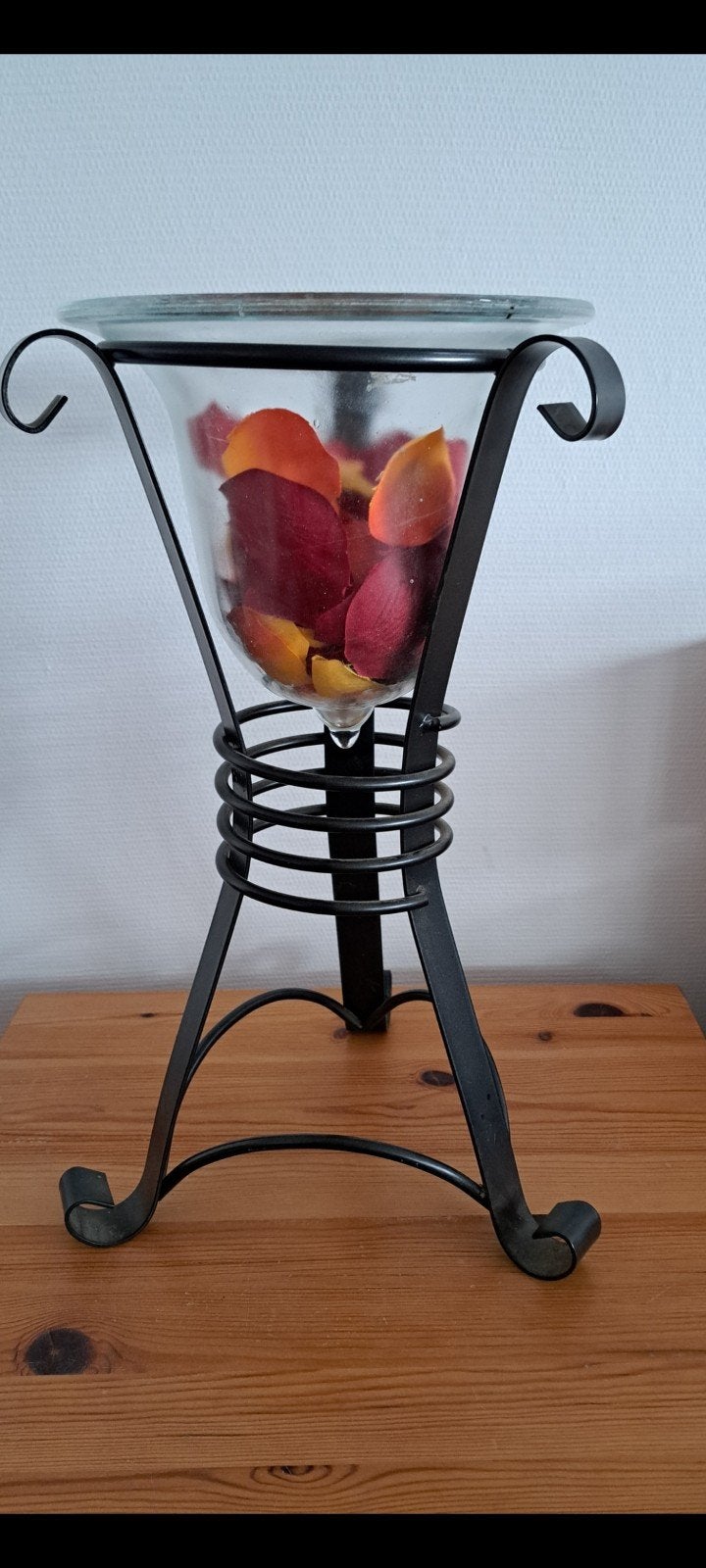 Twee decoratieve vazen op een smeedijzeren standaard., Ophalen, Zo goed als nieuw, Glas