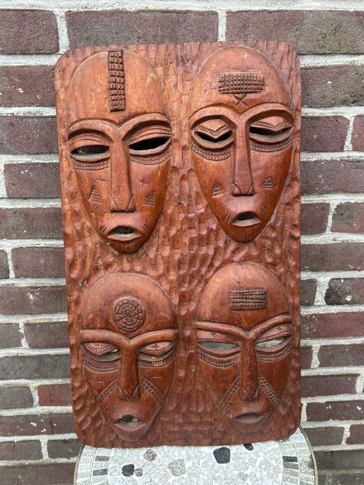 Afrikaans houten wandpaneel – handgesneden met 4 gezichten, Antiek en Kunst, Kunst | Beelden en Houtsnijwerken, Ophalen of Verzenden