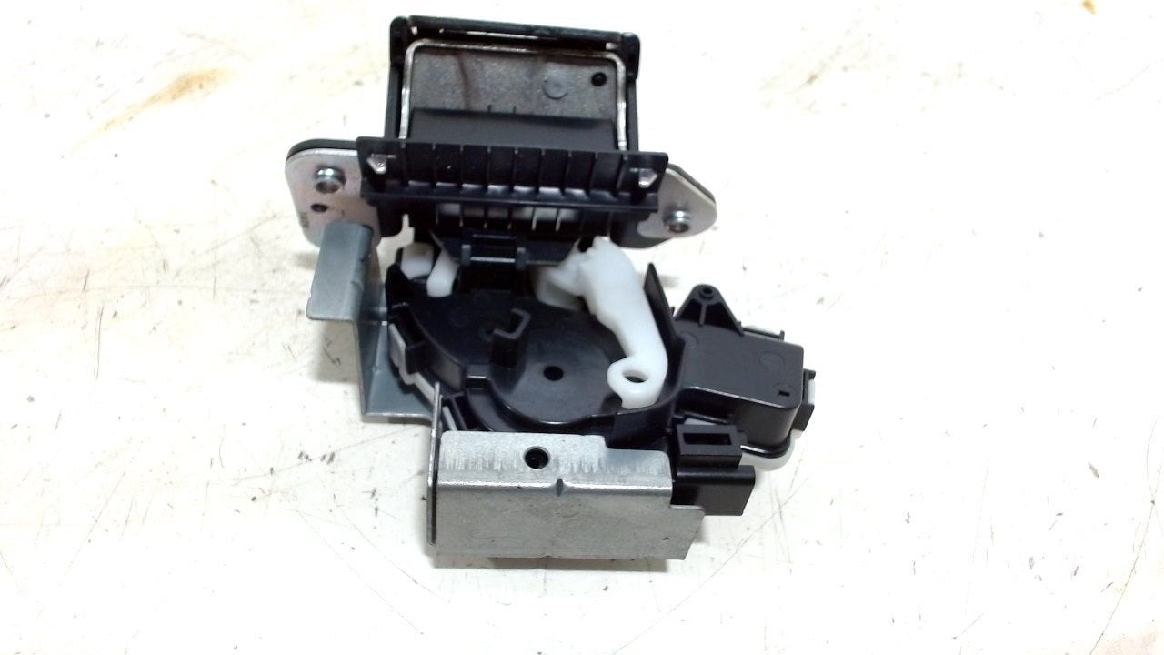 Slot mechaniek kofferdeksel achterklep elektrisch Mazda 2, Onderdelen@venauto.nl, Van der Ven Autorecycling B.V., Ettenseweg 76, 4706 PB Roosendaal, The Netherlands
