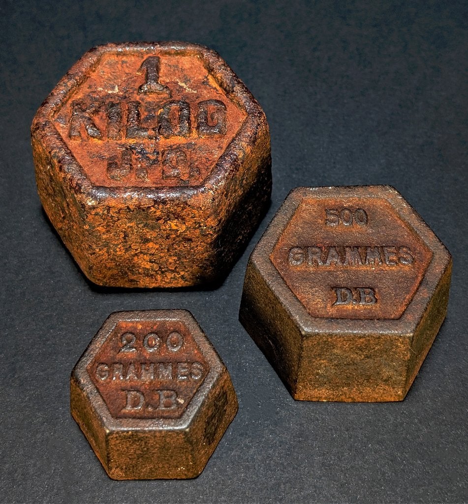 3 oude gietijzeren weegschalen — 1 kg 500 g 200 g, Antiek en Kunst, Ophalen of Verzenden