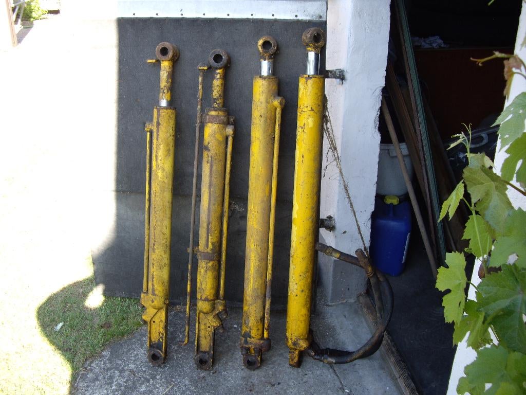 Te Koop ; Vier goede hydrolic cilinders, Dieren en Toebehoren, Stalling en Weidegang