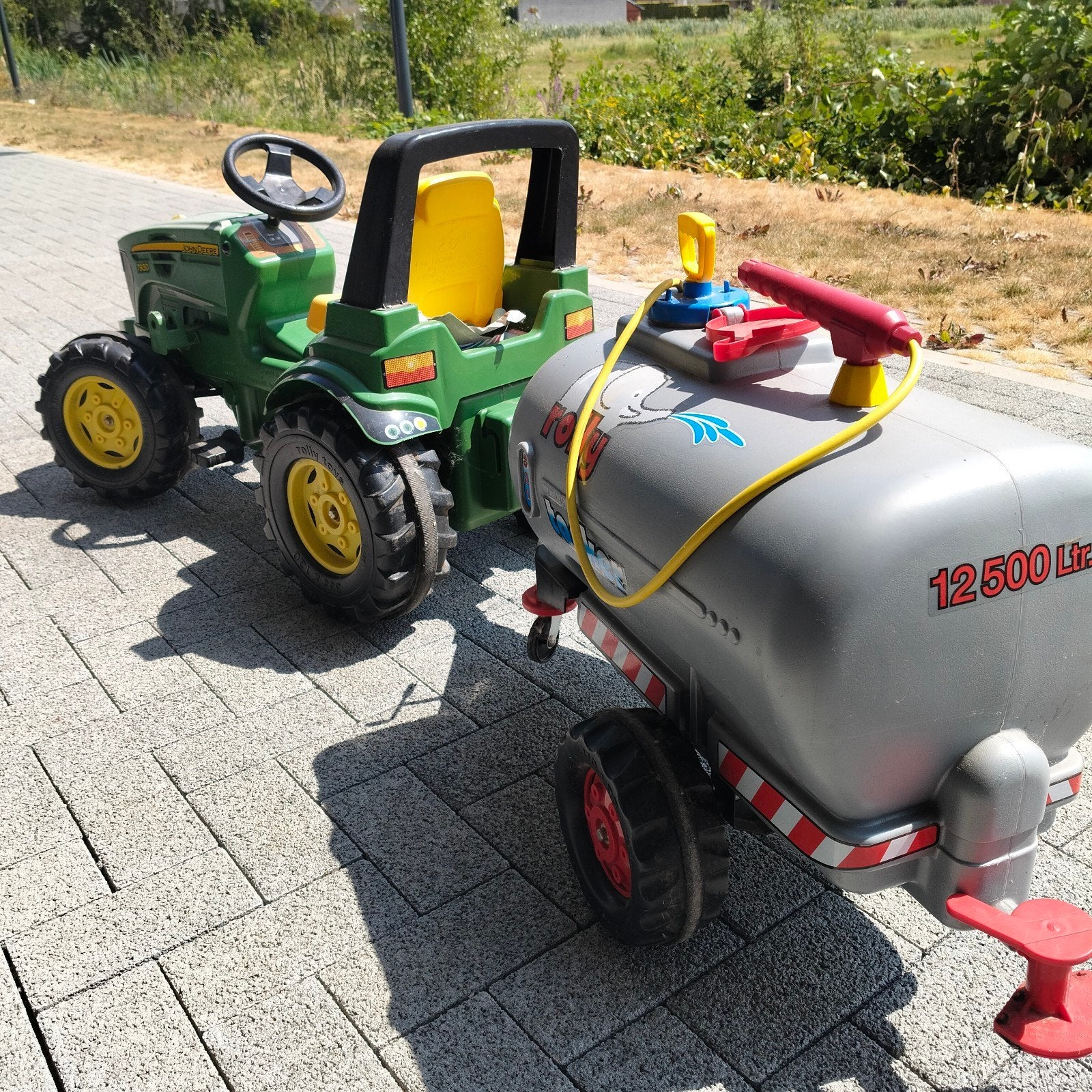 John Deere tractor met aanhanger en watertank, Ophalen