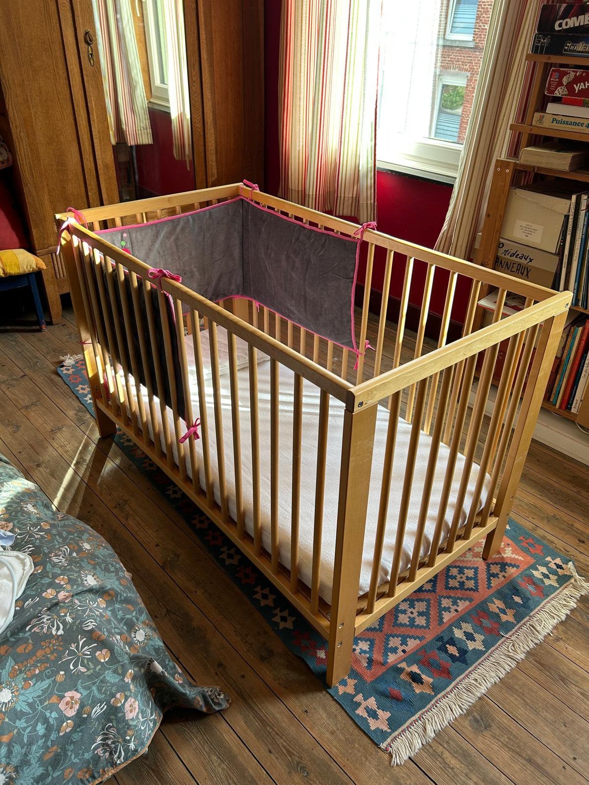 Lit bébé IKEA évolutif + Matelas + Literie, Enlèvement, Utilisé, Lit