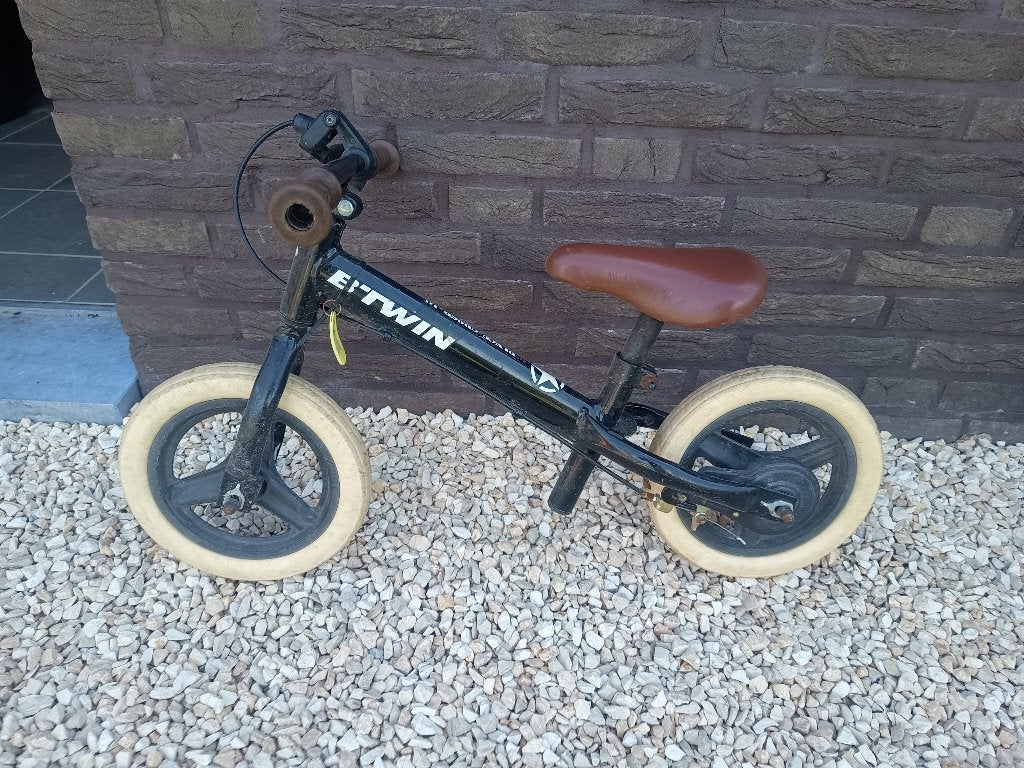 B'Twin Runride 520 Loopfiets (10 inch) met handrem, Kinderen en Baby's, Speelgoed | Buiten | Voertuigen en Loopfietsen, Ophalen of Verzenden