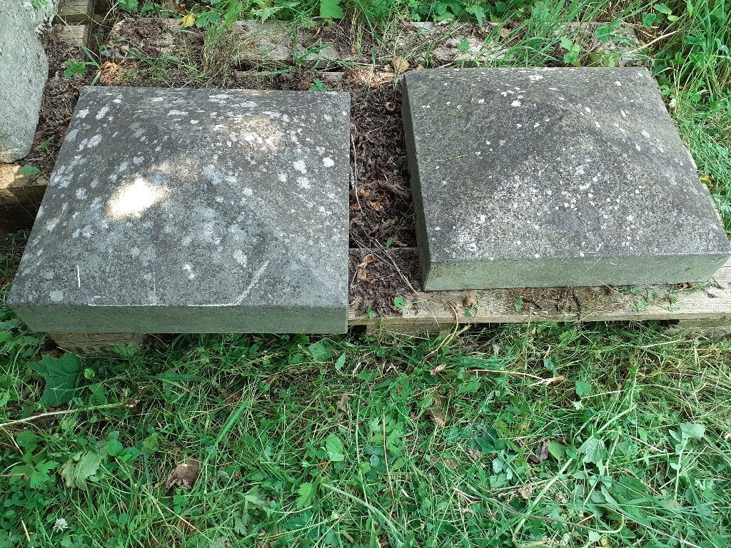 PILASTER- EN KOLOMKOPPEN IN BLAUWE STEEN (het paar), Ophalen, Gebruikt