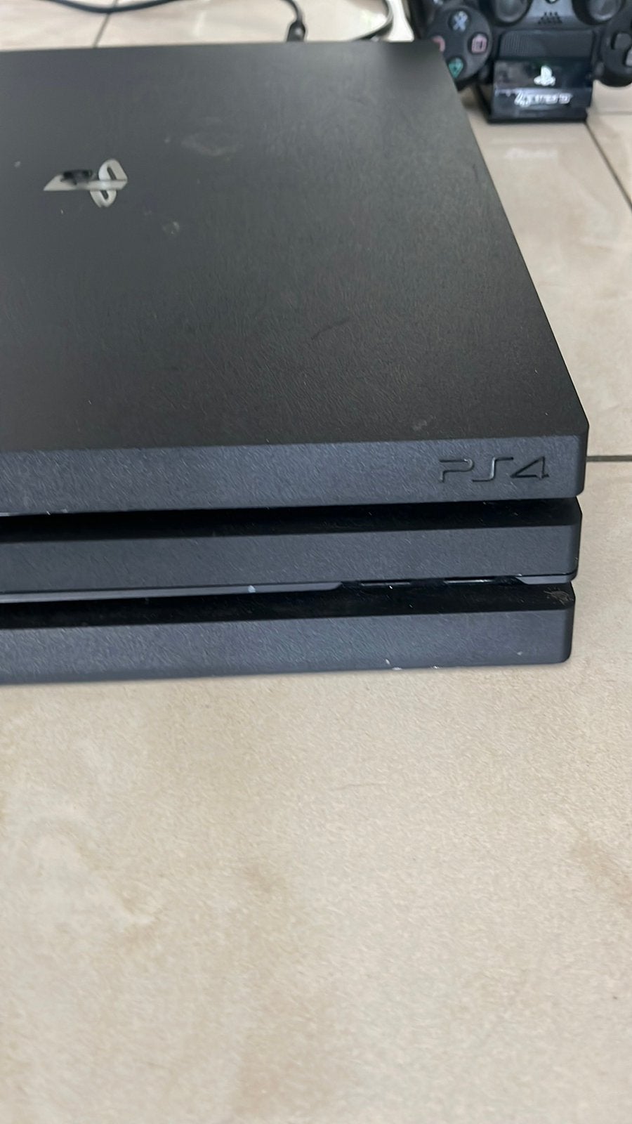 PS4 plus deux manettes, Consoles de jeu & Jeux vidéo, Consoles de jeu | Sony PlayStation 4, Enlèvement, Utilisé, 1 TB, Pro