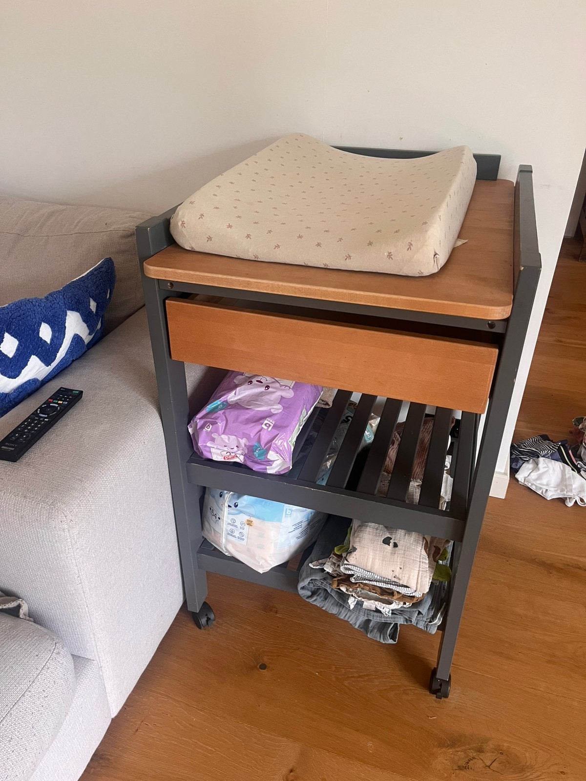 Verzorgingstafel (met wieltjes), Kinderen en Baby's, Kinderkamer | Commodes en Kasten, Ophalen, Gebruikt, Commode