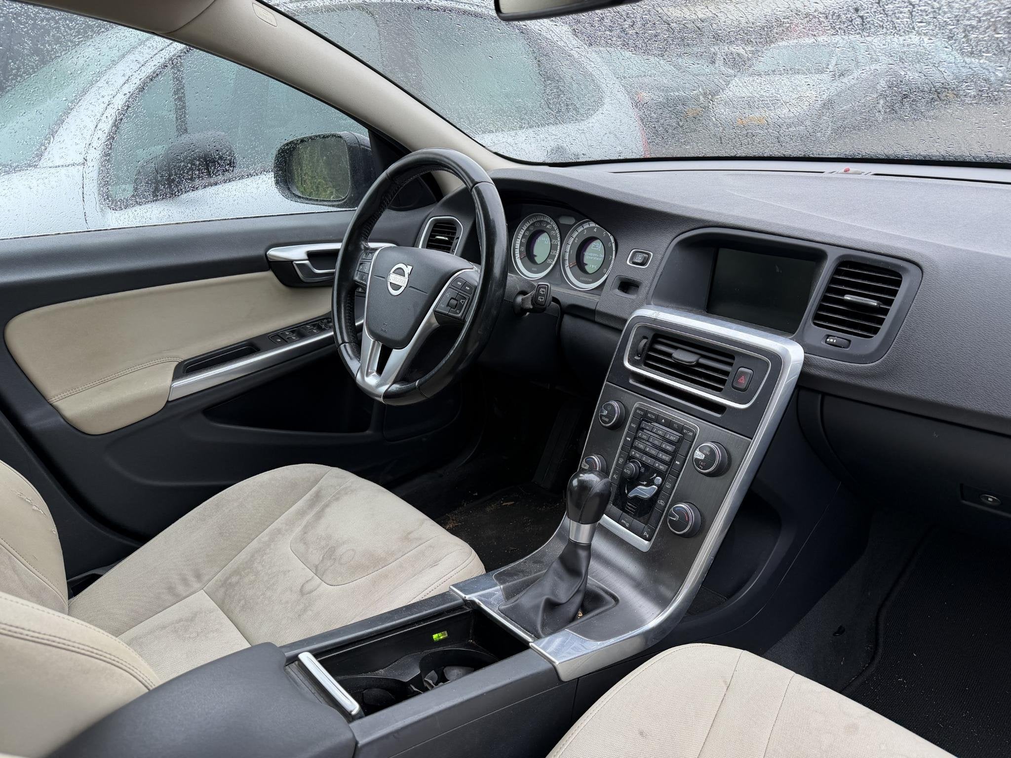 Volvo V60 1.6 T3 Momentum MOTOR DEFECT |, Voorwielaandrijving, 110 kW, 4 cilinders, Leder en Stof