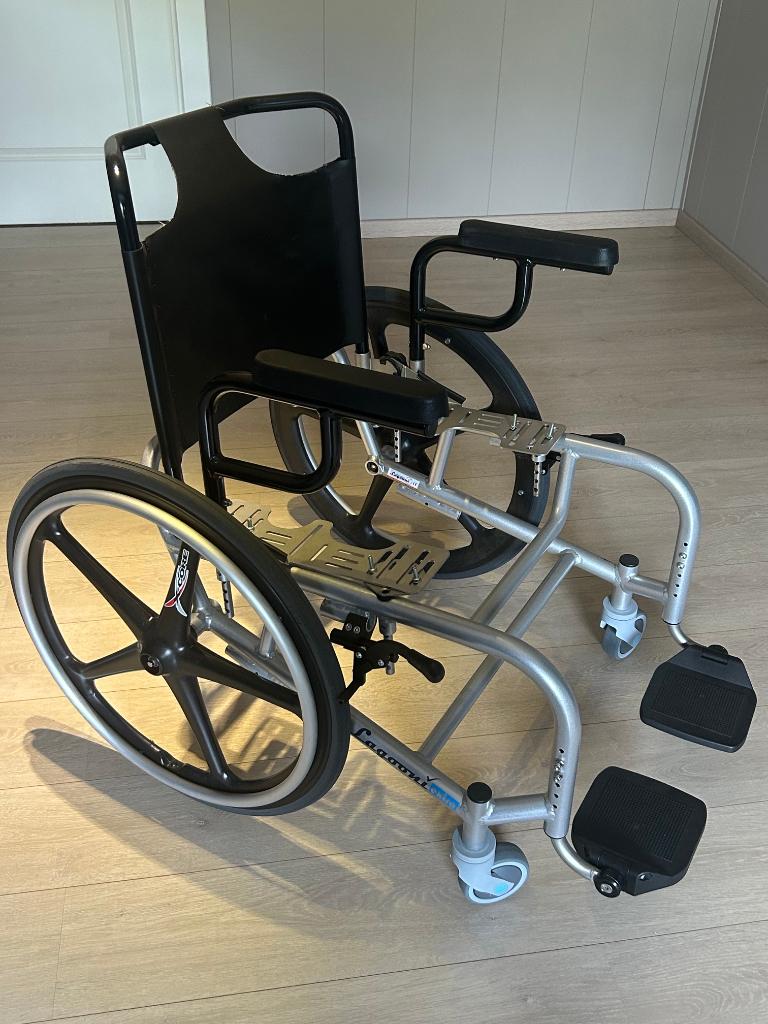 Doucherolstoel LAGOONI Extra absolute nieuwstaat!, Diversen, Rolstoelen, Ophalen, Zo goed als nieuw, Handbewogen rolstoel