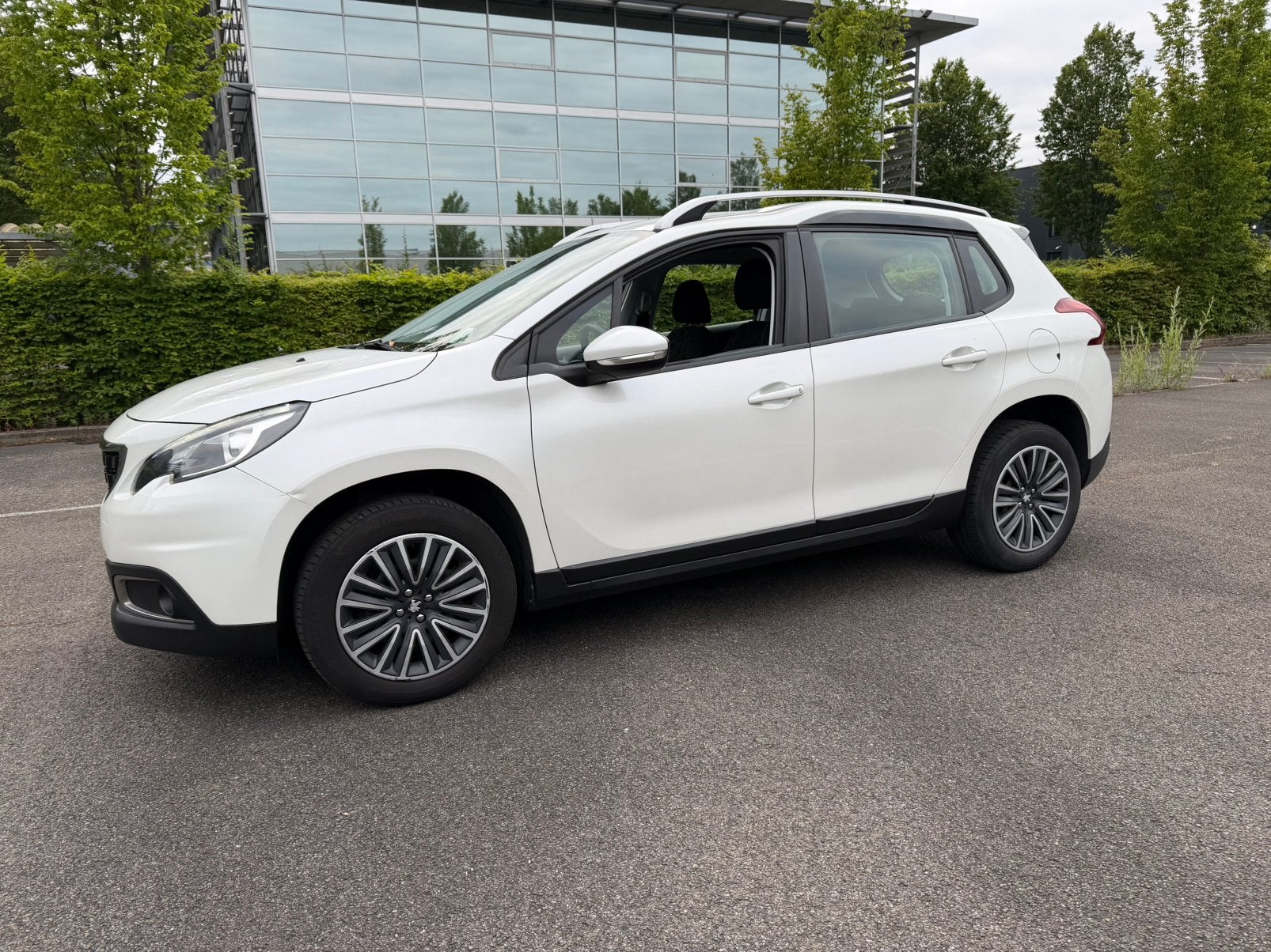 Peugeot 2008 / 1.2 Benzine Euro 6 / Automaat / 94.000 km, Autos, Achat, Entretenue par le concessionnaire, Noir, Automatique