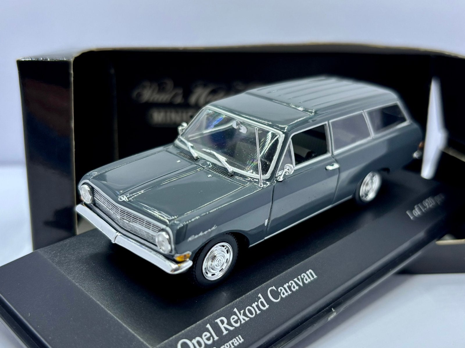 1:43 Opel rekord caravan, Hobby en Vrije tijd, Modelauto's | 1:43, Ophalen of Verzenden, Zo goed als nieuw, MiniChamps