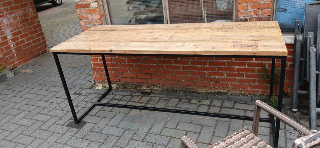 Houten tuintafel , metalen onderstel, Ophalen