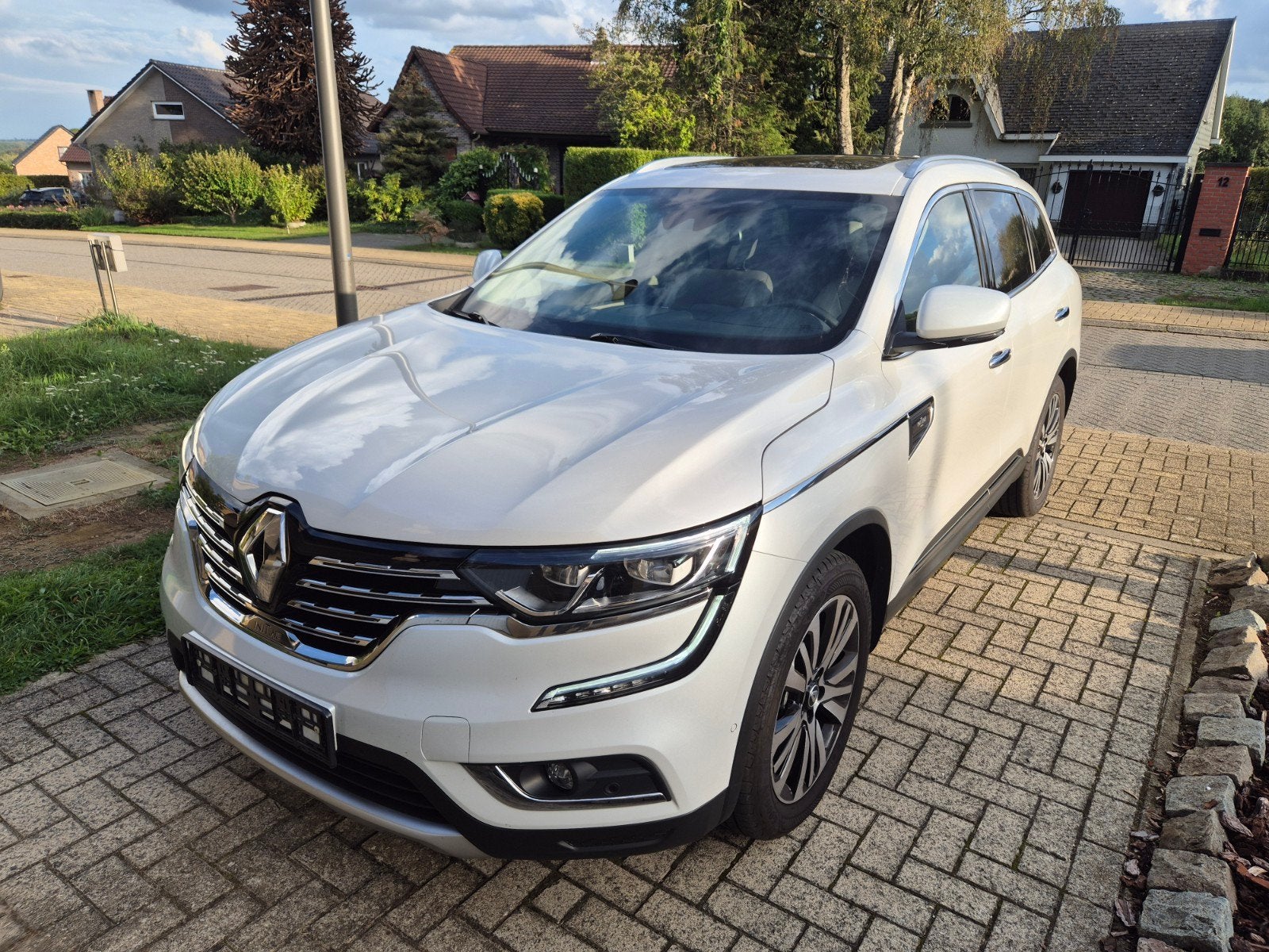KOLEOS INITIALE PARIS À VENDRE SEULEMENT 59 000KM COMME NEUF, Autos, Cuir, Euro 6, Noir, 5 portes