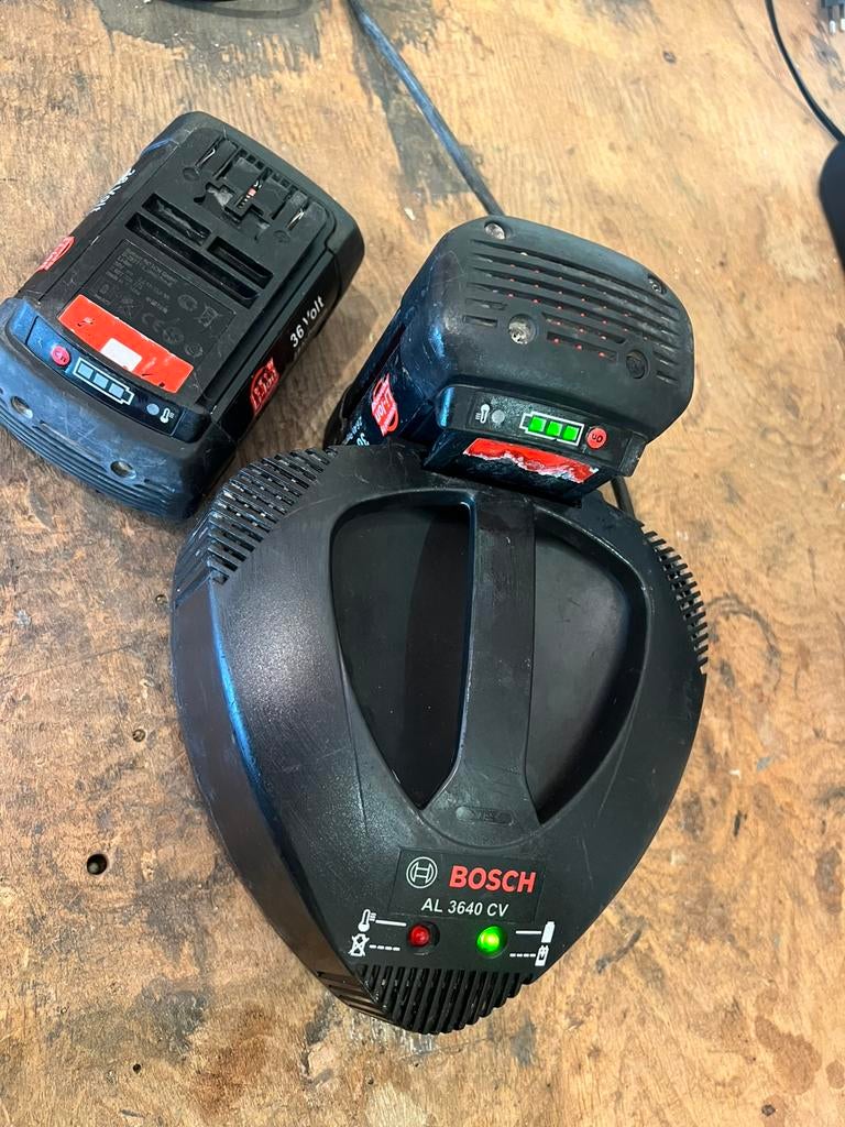 Bosch AL 3640 CV lader met 2 36v 2.6Ah accu’s, Ophalen of Verzenden, Gebruikt