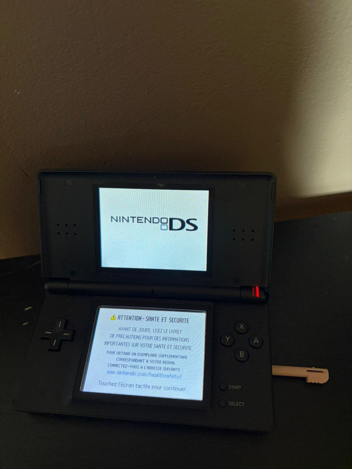 Nintendo ds lite zwart, console met oplader en stylus, Games en Spelcomputers, Spelcomputers | Nintendo DS, Ophalen of Verzenden