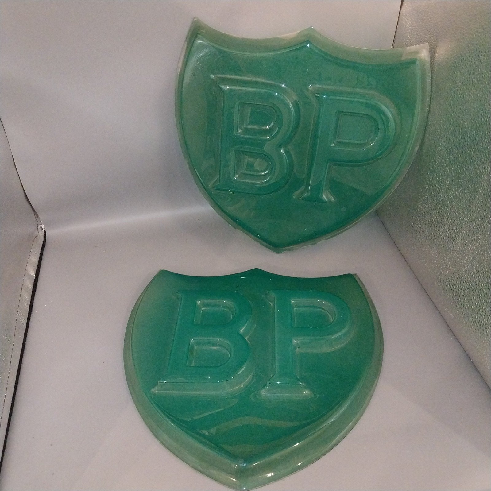 Vintage BP perspex benzinepomp reclame – 2 originele schilde, Ophalen, Gebruikt, ., Lichtbak of (neon) lamp