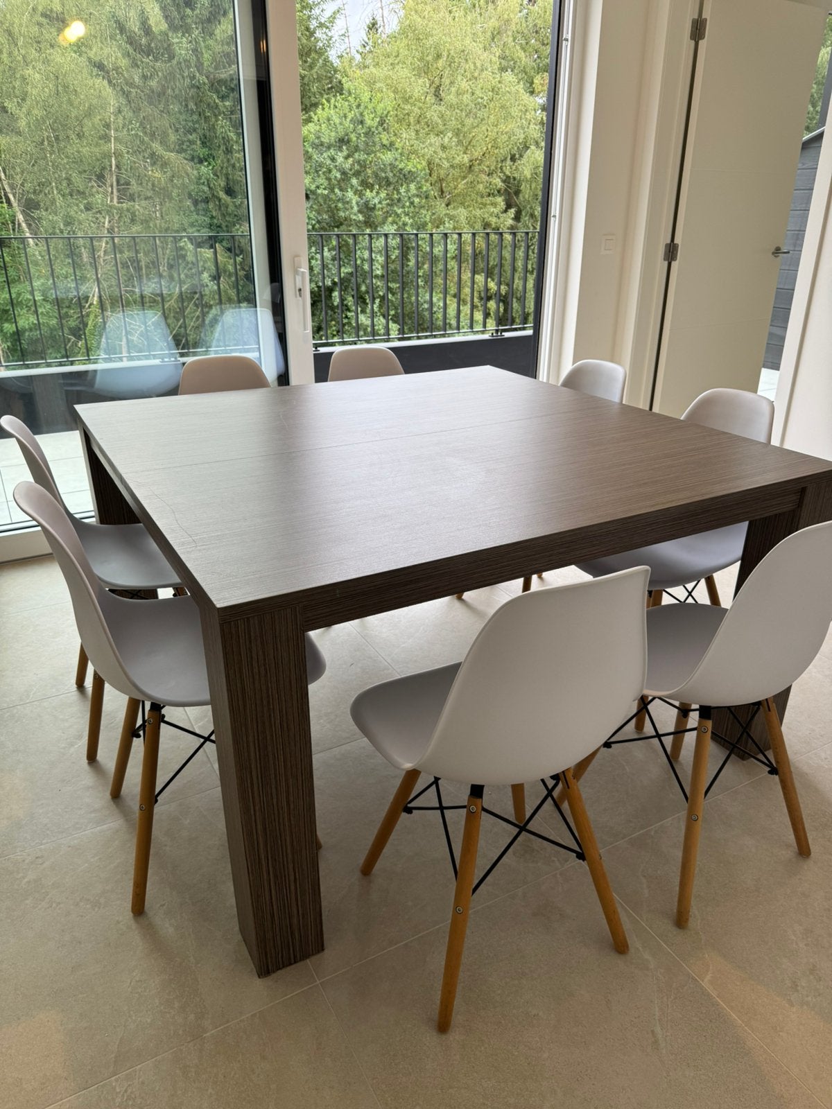 Vierkante eettafel 140 x 140 cm + 8 stoelen – Walnootkleur, Ophalen, Gebruikt, Vierkant, Vijf personen of meer