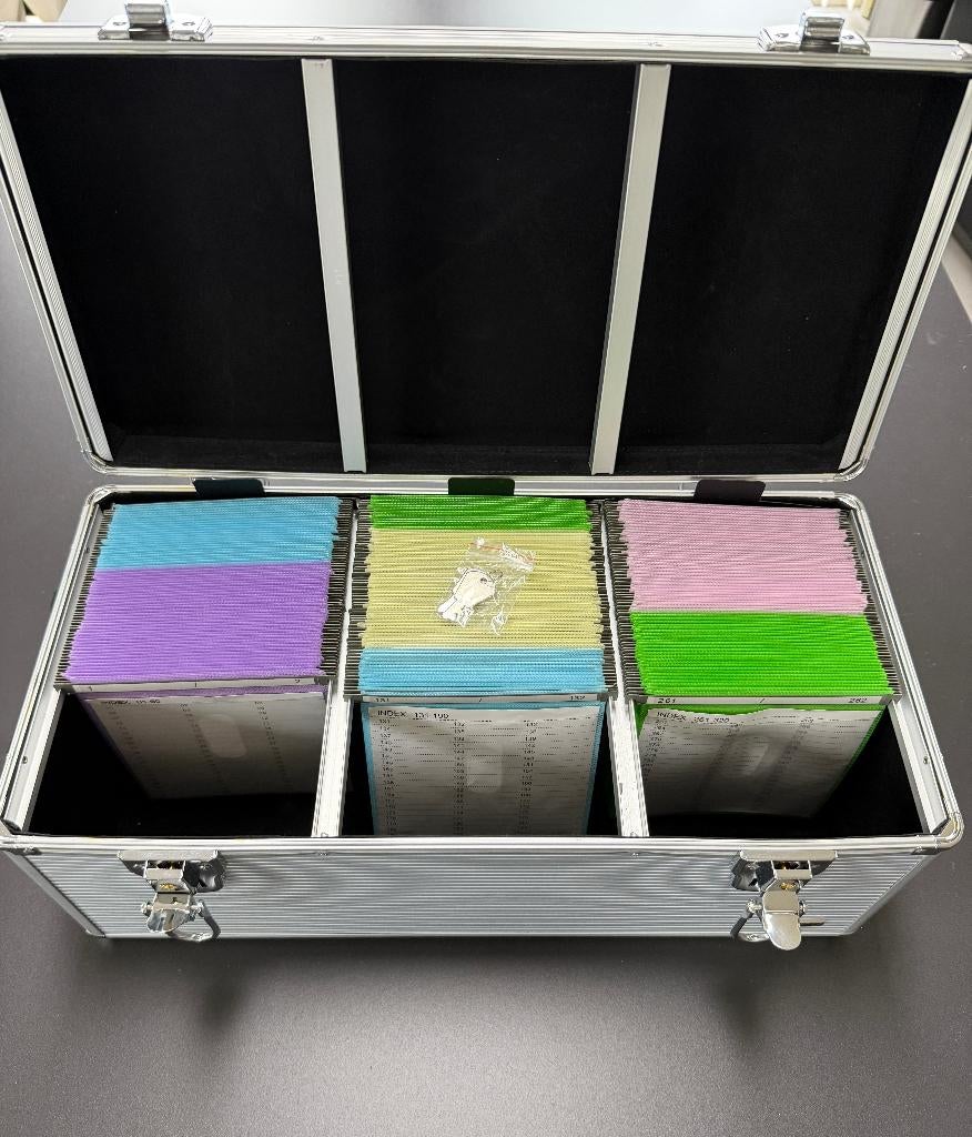 Draagbare aluminium opbergkoffer CD/DVD - zilverkleurig, Huis en Inrichting, Woonaccessoires | Cd- en Dvd-rekken, Ophalen, 150 discs of meer