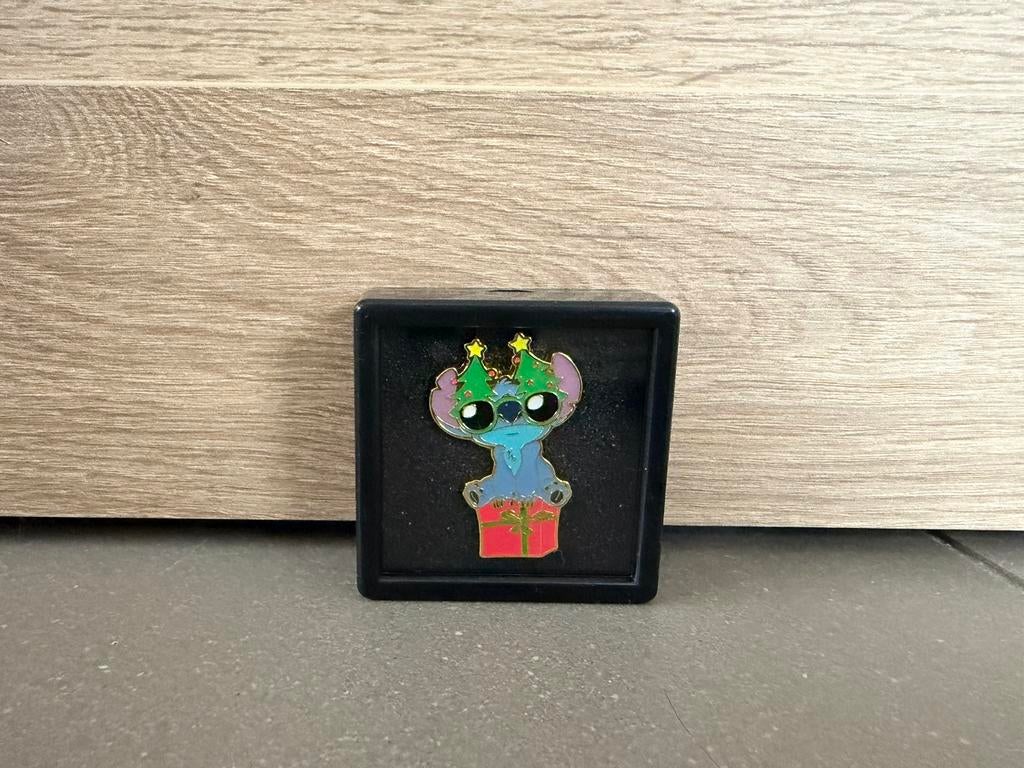 Disney Stitch kerst pin – in display box, Enlèvement, Comme neuf