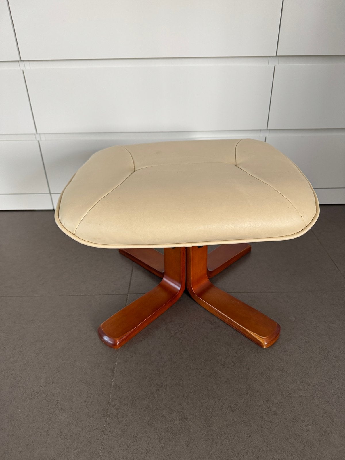 Vintage voetbank, bruine houten poot/wit nepleder kussen, Ophalen, Zo goed als nieuw