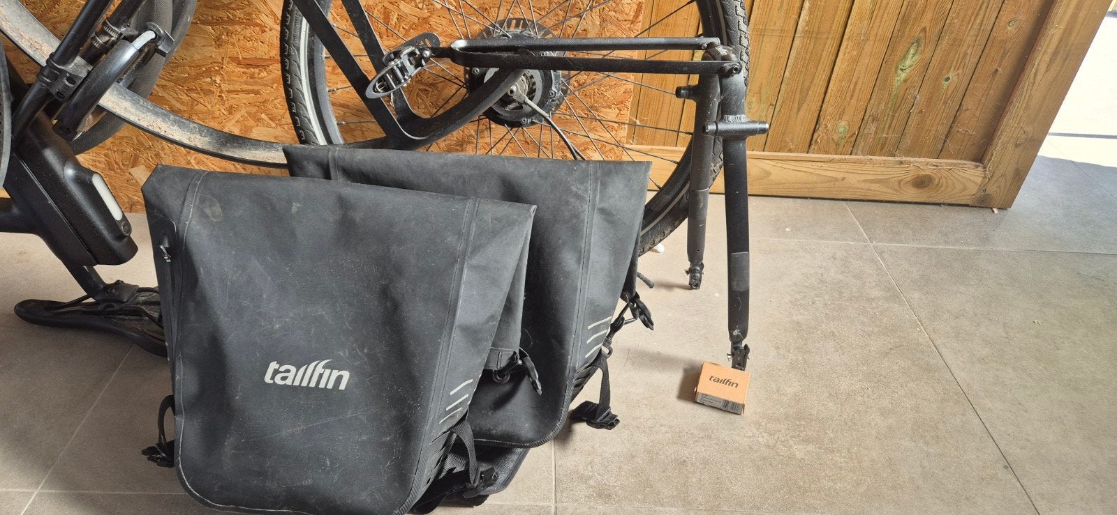 Tailfin bagagedrager en fietszakken, Fietsen en Brommers, Fietsaccessoires | Fietstassen, Ophalen, Gebruikt, Tailfin