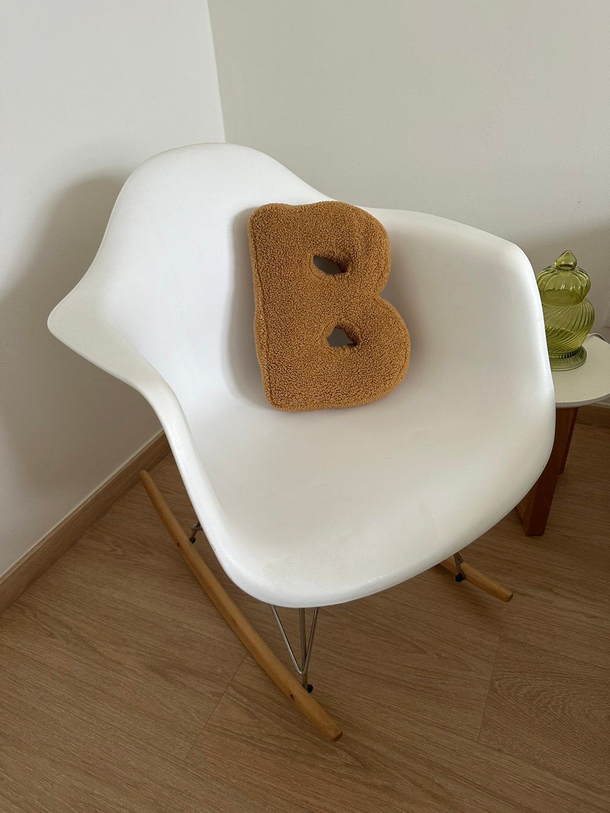 Witte schommelstoel met houten onderstel – Eames stijl, Huis en Inrichting, Ophalen, Zo goed als nieuw