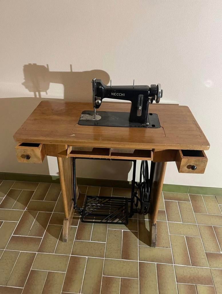Antiek naaimachine Necchi, Enlèvement