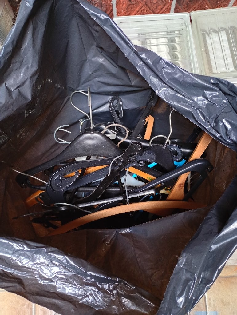 GRATIS grote zak vol kapstokken kleerhangers, Ophalen