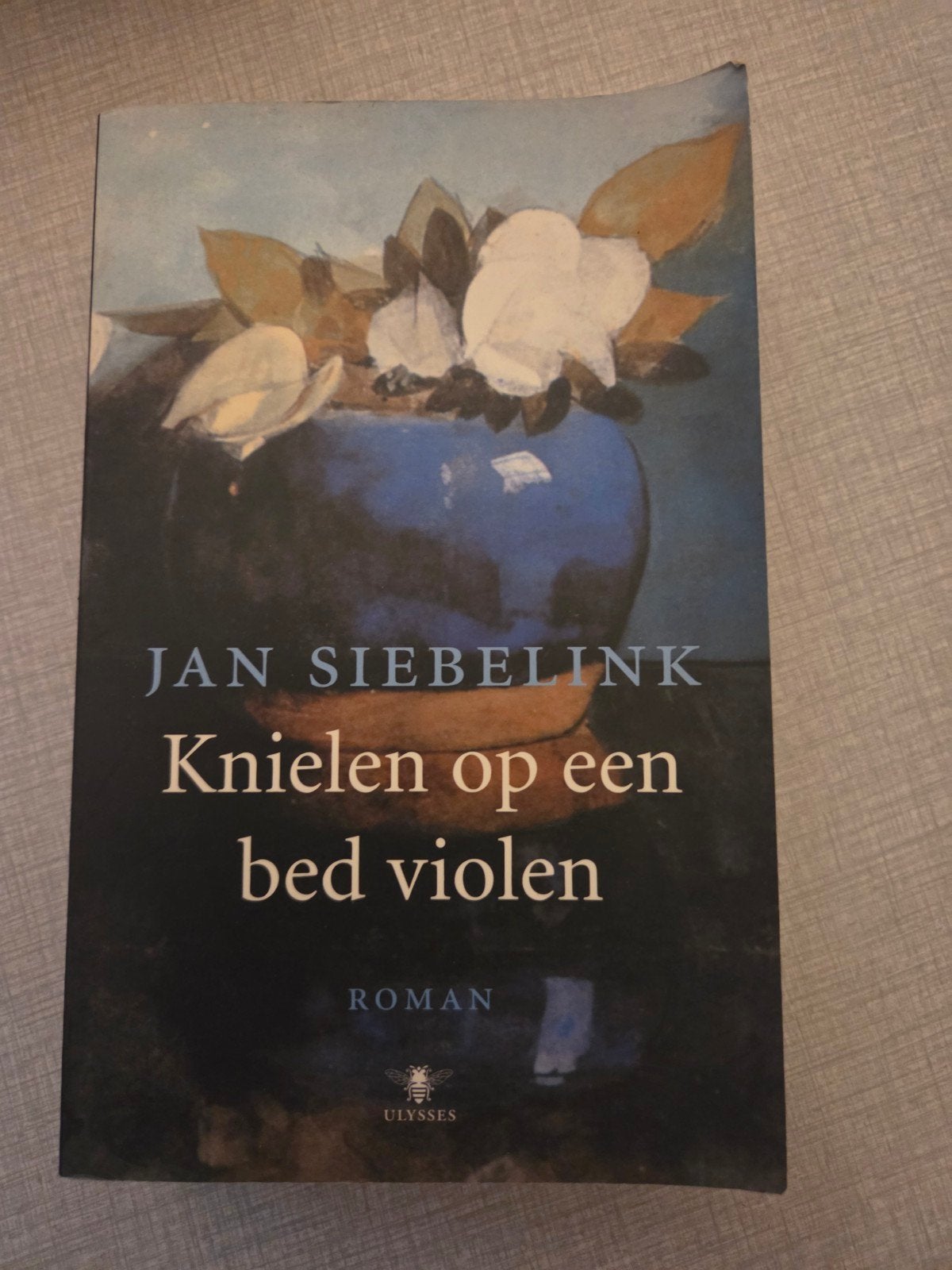 Knielen op een bed violen., Boeken, Jan Siebelink, Ophalen of Verzenden, Zo goed als nieuw, Nederland