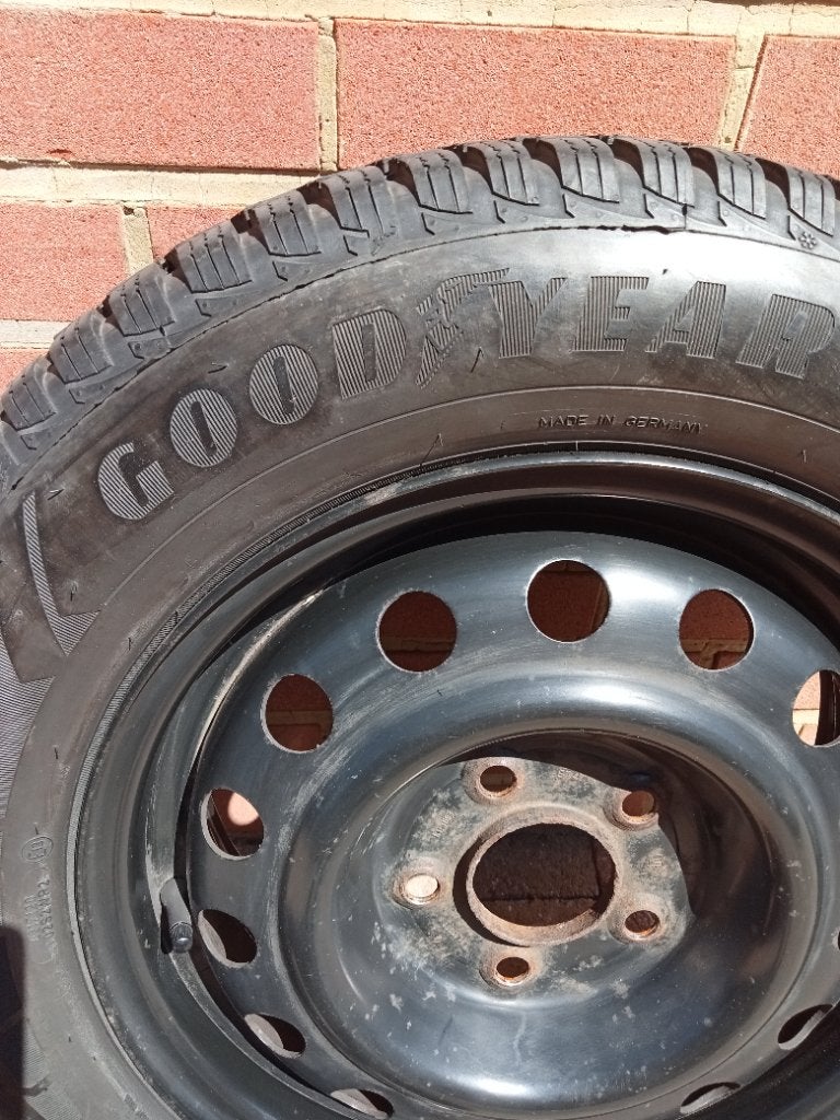 1 Goodyear 195/65/15 winterband + velg, Auto-onderdelen, Ophalen, Gebruikt, 15 inch, Winterbanden