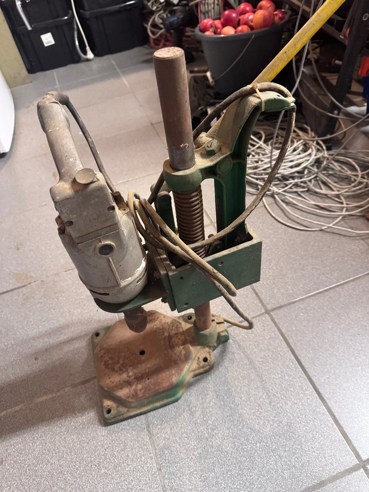 Oude boormachine met staander, Ophalen, Boormachine