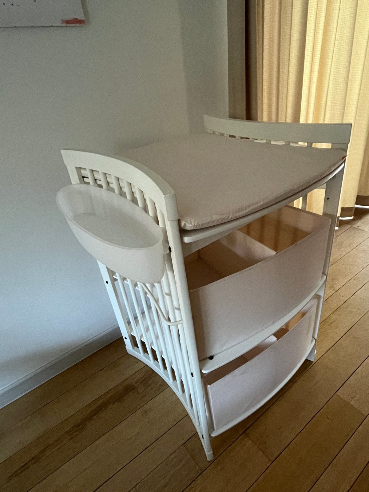 Super handige verzorgingstafel in wit hout merk Stokke, Kinderen en Baby's, Kinderkamer | Commodes en Kasten, Zo goed als nieuw