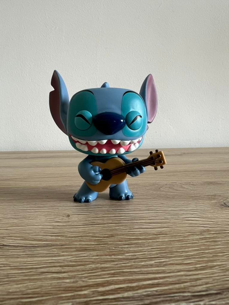 Funko Pop Stitch met gitaar #1044 – Disney Lilo & Stitch, Verzamelen, Poppetjes en Figuurtjes, Zo goed als nieuw, Ophalen