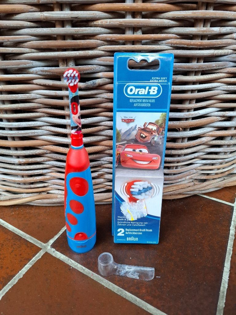 Brosse à dents Cars - Oral B Braun + 2 brossettes neuves, Ophalen, Gebruikt, Tandenborstel