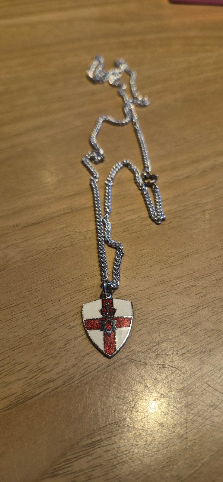 Collier en émail d'Irlande du Nord avec pendentif (Johnson B, Enlèvement ou Envoi