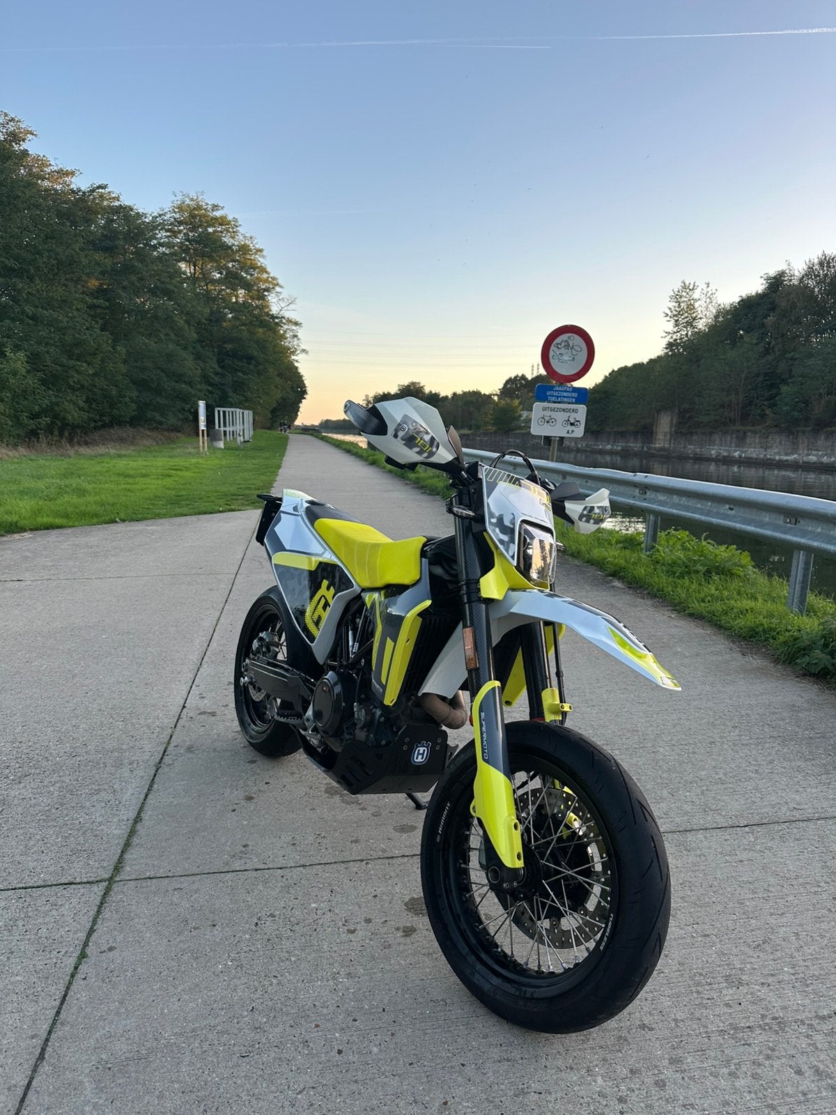 Husqvarna 701 Supermoto, Ophalen, Zo goed als nieuw