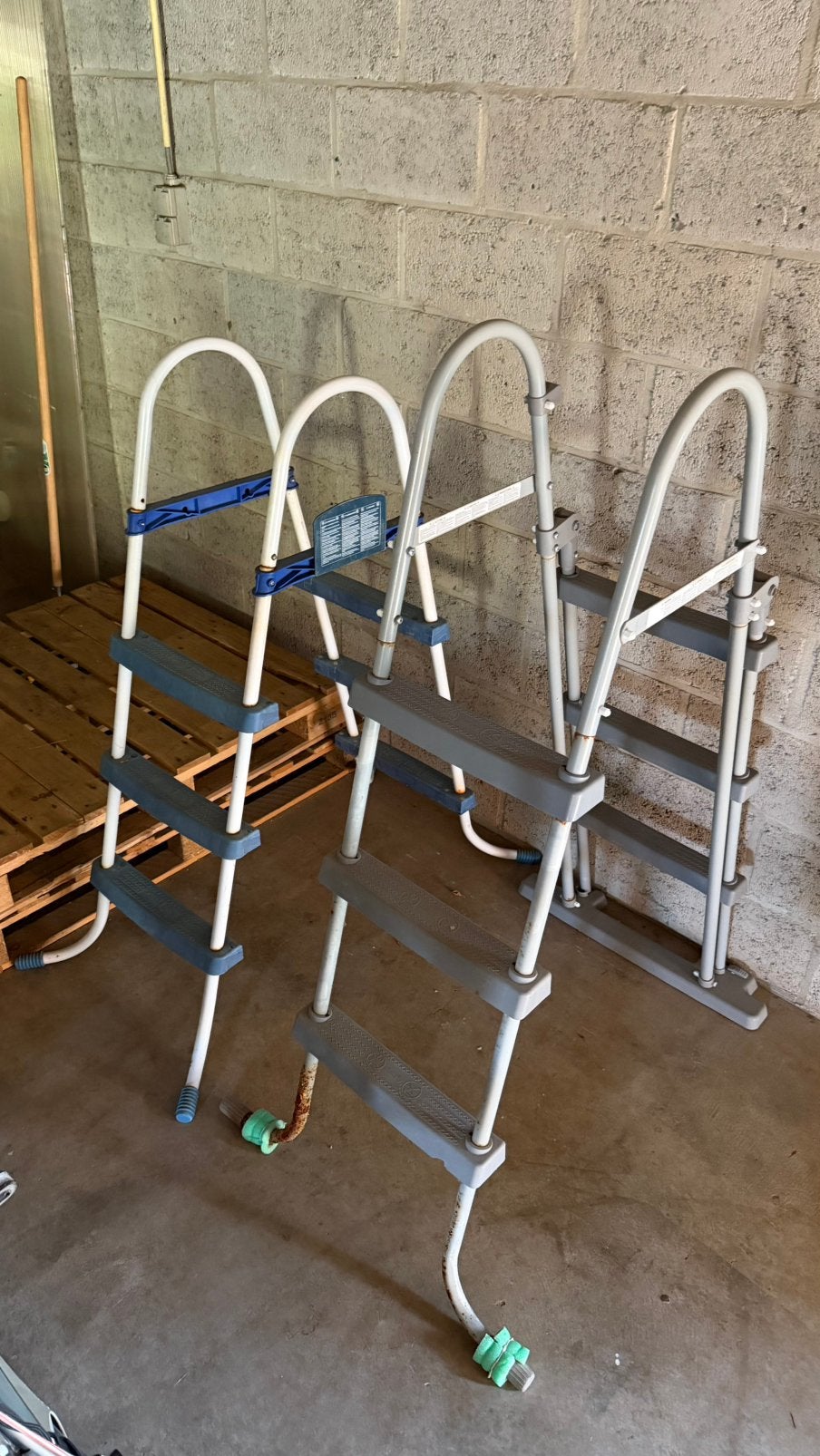 échelles de piscine d'occasion pour une piscine hors sol., Jardin & Terrasse, Accessoires de piscine, Utilisé, Échelle, Enlèvement