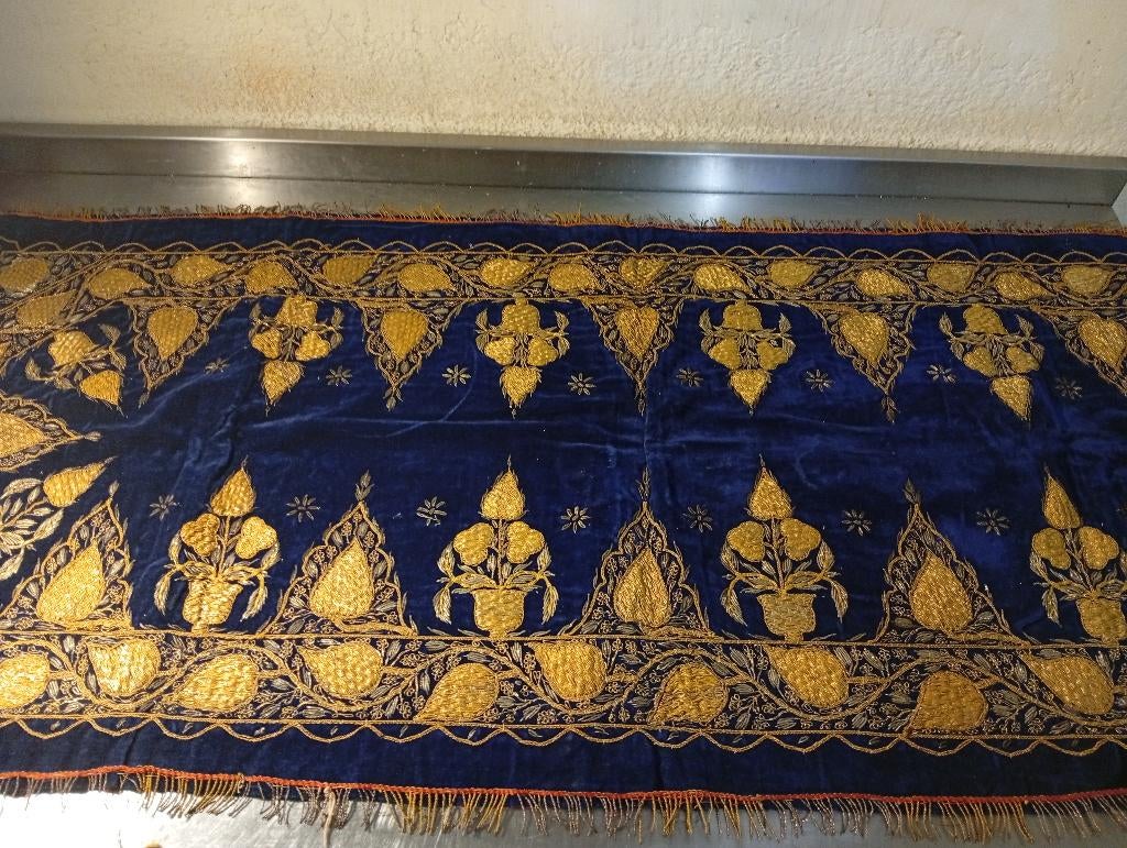 UITZONDERLIJK STUK: Ceremonial Path van fluweel  gouddraad, Antiek en Kunst, Ophalen