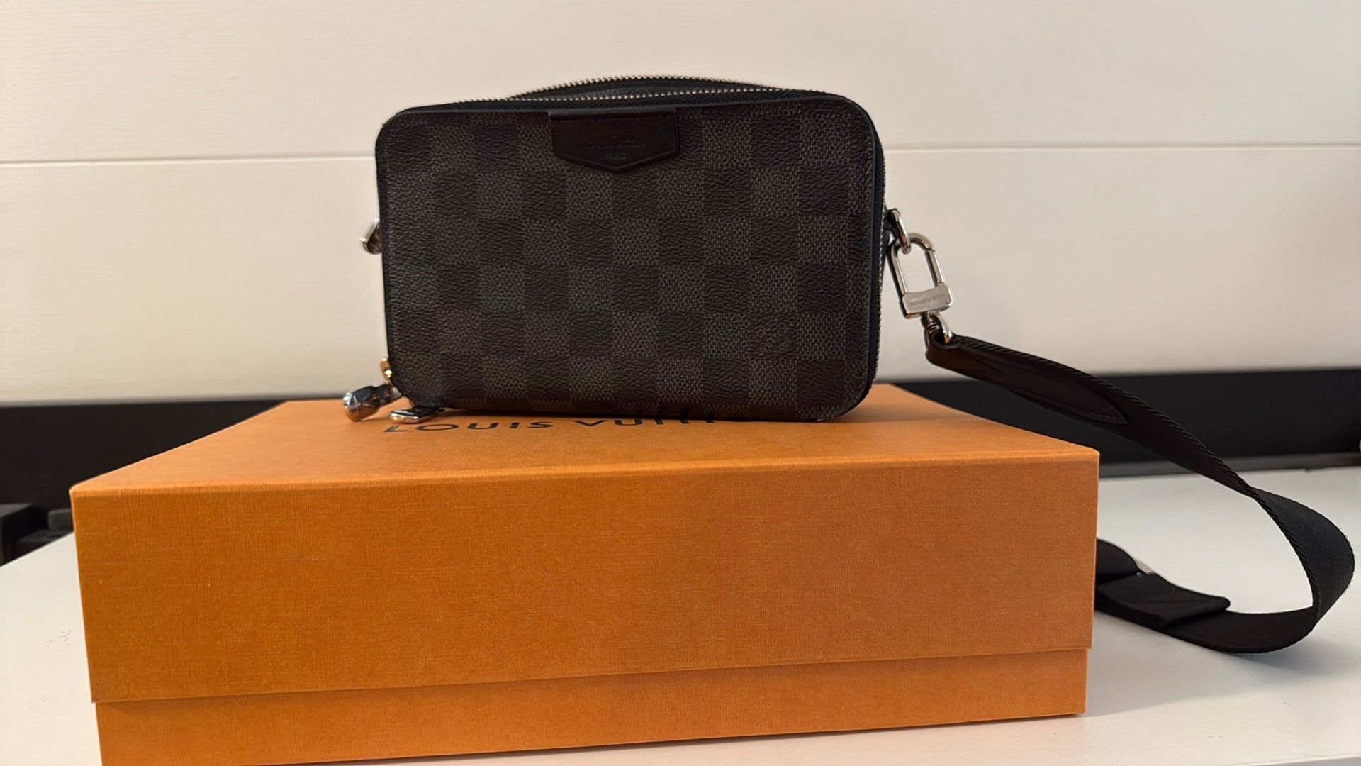 Louis Vuitton Alpha Wearable Wallet, Bijoux, Sacs & Beauté, Porte-monnaie & Portefeuilles, Enlèvement, Comme neuf