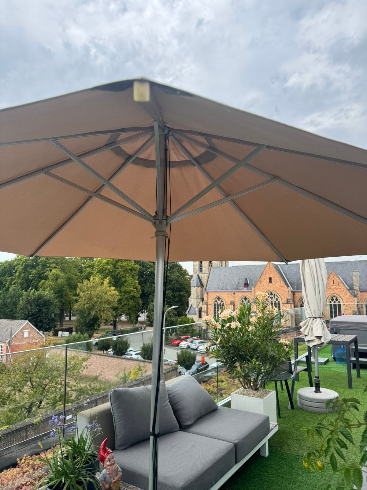 GROTE TERRASPARASOL Ø 3 M + 60 KG BETONVOET ZEER MOOIE STAAT, Tuin en Terras, Ophalen, Zo goed als nieuw, Parasolvoet